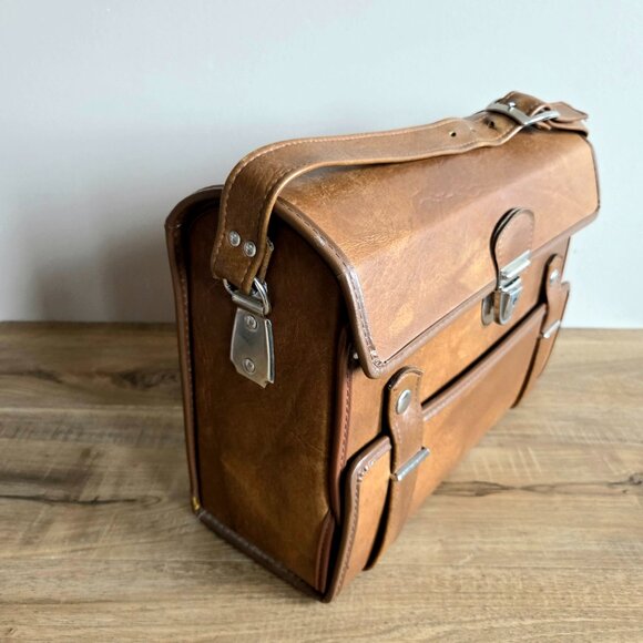 Vintage 1970s large camera bag  wih yellow velvet lining. - Picture 2 of 9